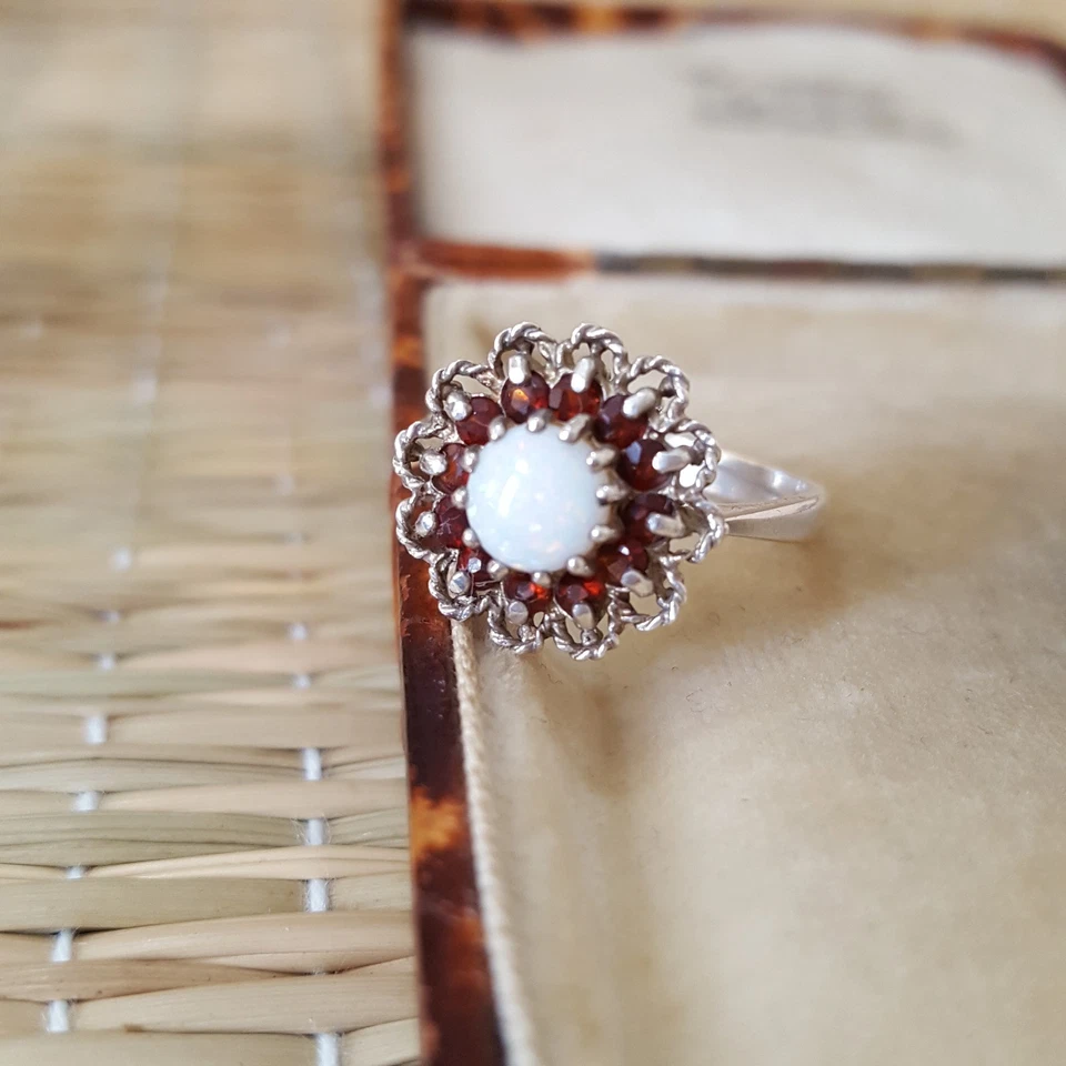 Anillo vintage de plata de ley 925, anillo de ópalo y granate rojo, tamaño O.5 EE. UU. 7.5, 1977 Foto 3 de 4