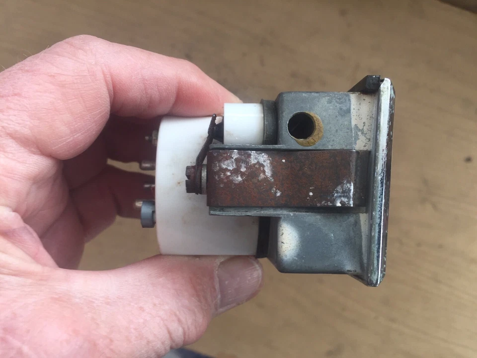 RELOJ MERCEDES BENZ AÑOS 60 190D 200D 230S ALETA TRASERA DIÉSEL GAS BONITO Y FUNCIONA Foto 4 de 4