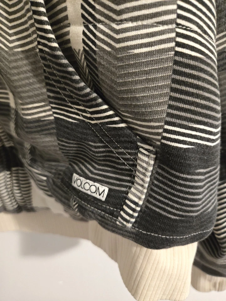 Sudadera con capucha forrada Volcom vintage rara. Cremallera completa con logo morado mujer grande. Foto 2 de 4