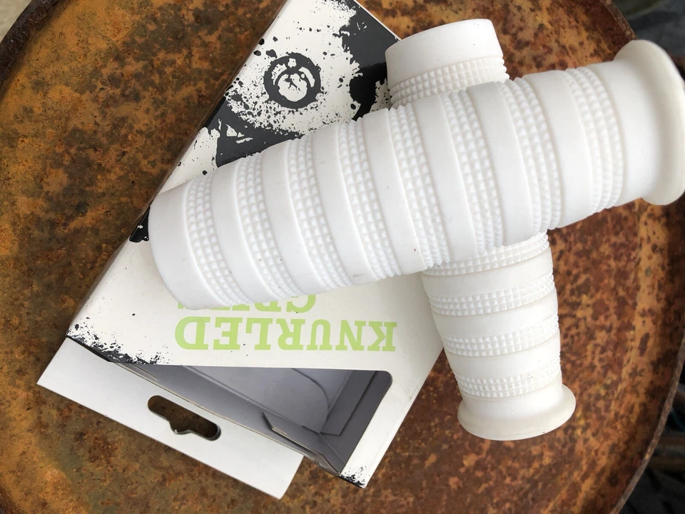 Empuñaduras de motocicleta moleteadas blancas Lowbrow Customs 7/8"" BSA YAMAHA TRIUMPH HONDA Foto 4 de 4