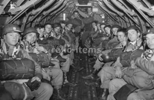 WW2 PICTURE PHOTO US ALLIED SOLDIERS READY TO JUMP D-DAY 6899