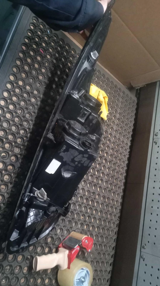 Used Right Headlight Assembly fits: 2016 Hyundai Veloster halogen w/projector Ri - Image 2 of 4