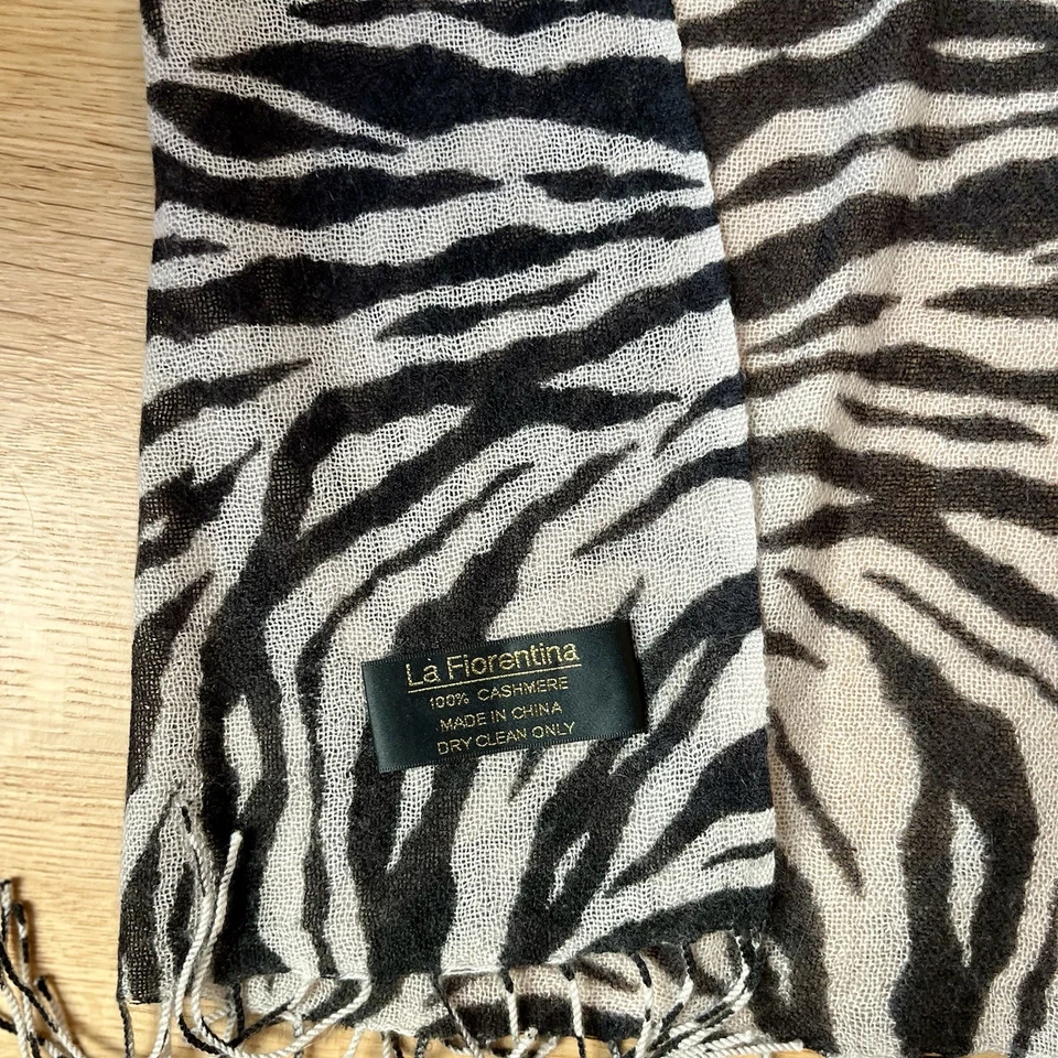 Bufanda vintage de gran tamaño con flecos con estampado de cebra de cachemir La Fiorentina Foto 4 de 4