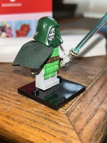 Authentic LEGO Dr Doom Minifigure Sh0052 Marvel Superheroes 76005 Daily Bugle