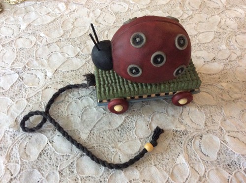  Painted Resin Ladybug on Wheels - Pull Toy - 第 2/6 張圖片
