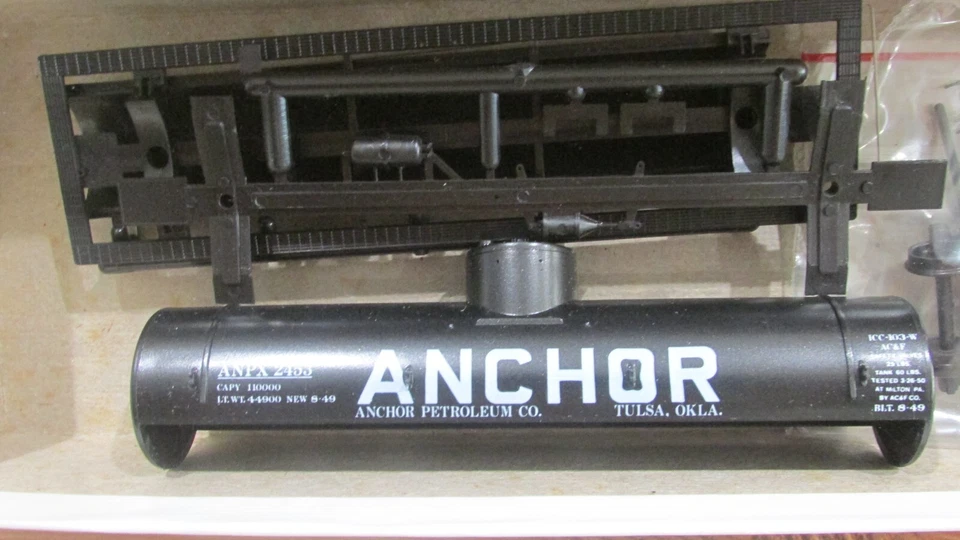 Ho Scale Red Caboose 10,000Gallon Tank Car Kit Anchor Lot#0180 - Image 2 of 4