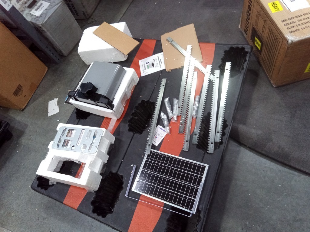 Blütezeit 1400lb Automatic Gate Opener 3-in-1 WiFi, Battery, Solar Panel- Used