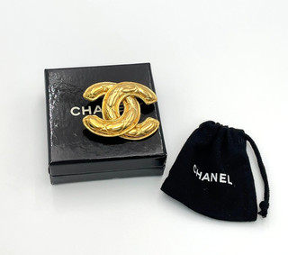 Spilla originale Chanel Medium Matelasse Coco GP 1142 incisa con scatola BA090155
