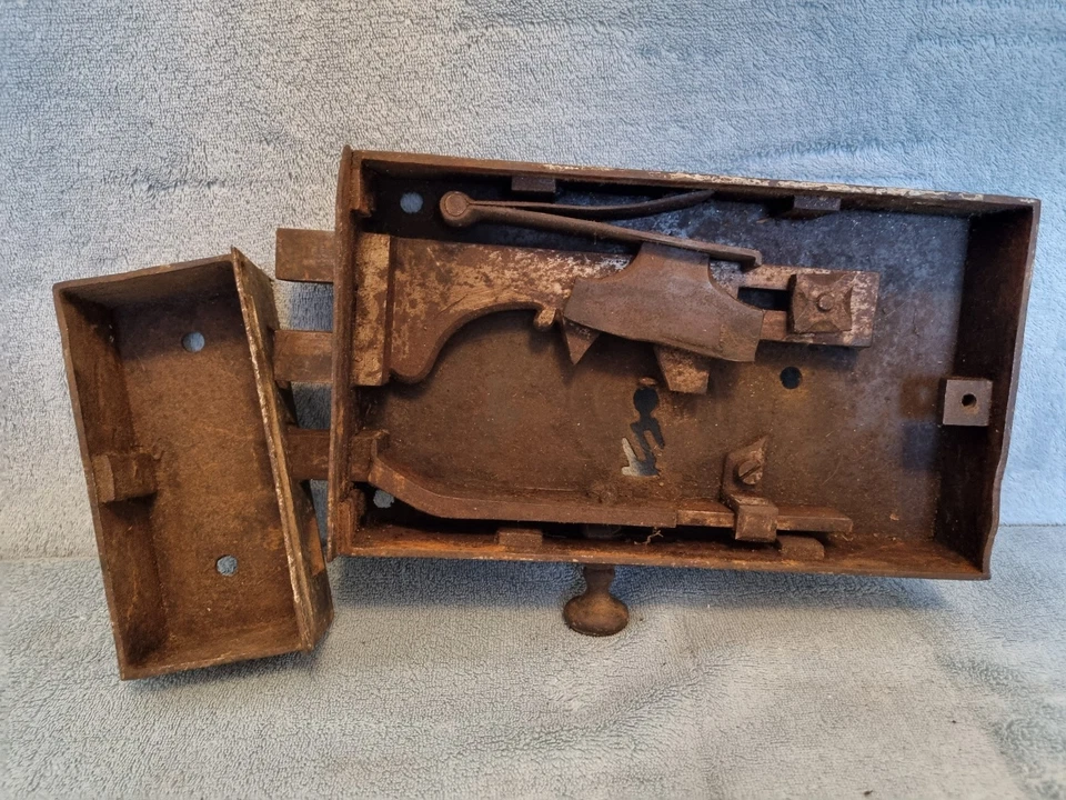 Grande Serrure Ancienne de Chateau Fer Forgé et sa gâche, pêne triple, sans clé. - Photo 3/4