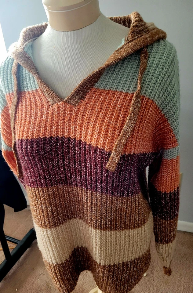 Suéter a Rayas con Capucha C&C California Tonos Tierra Neutros Talla Grande Foto 4 de 4