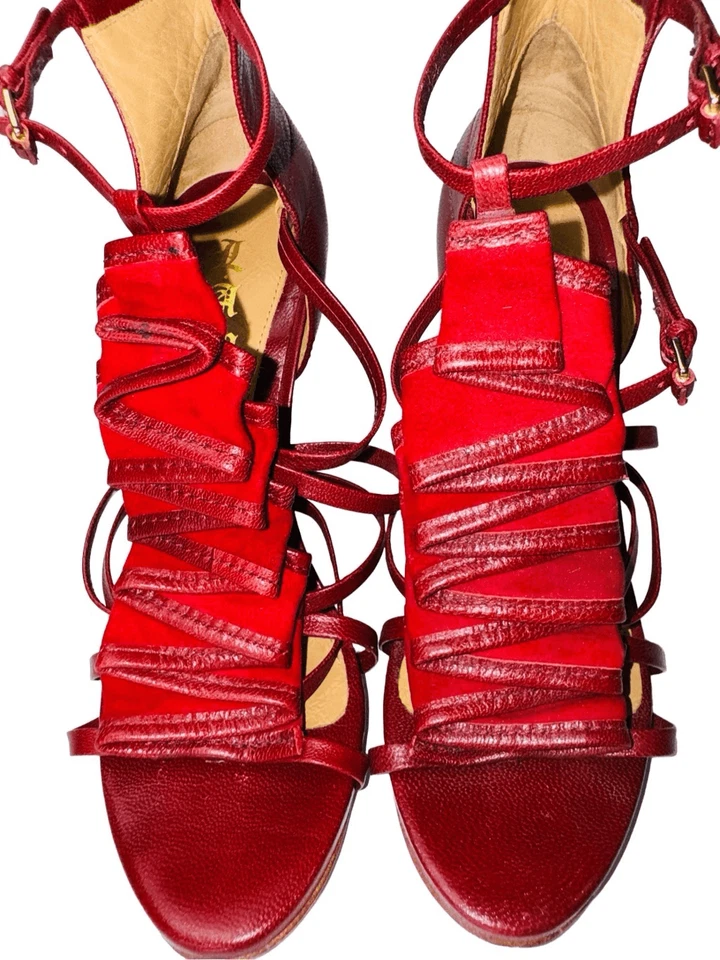 LAMB Rhett Tirantes Cagey Cuero Rojo Gamuza Volantes Stiletto Punta Abierta Y2K De Colección Foto 3 de 4