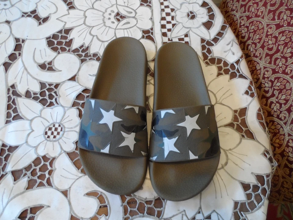 Diapositivas de goma con estampado de camuflaje verde militar Valentino Garavani talla 38 Foto 3 de 4