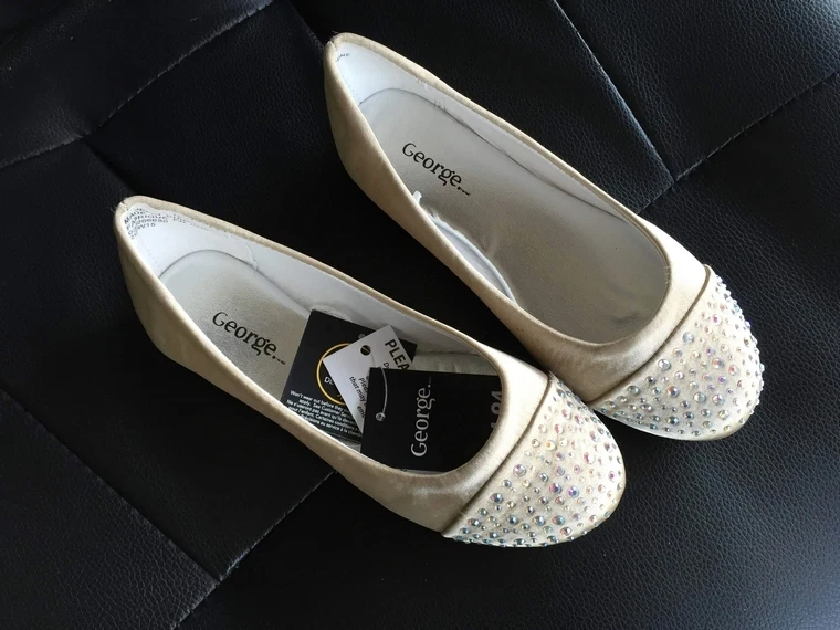 Niños Niñas Satén Gema Crema Zapatos Planos Vestir Bailarina Talla 12.13.1.2.3.4 Foto 4 de 4