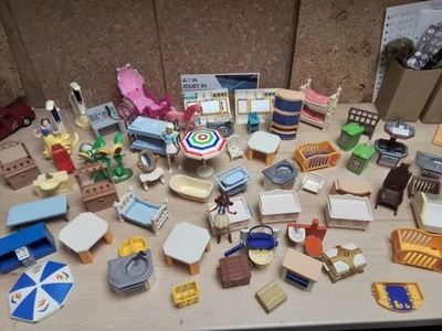PLAYMOBIL AUTRES. ACCESSOIRES DIVERS GROS LOT. TABLES LITS DOUCHES COFFRES AUTRE - Photo 1/4