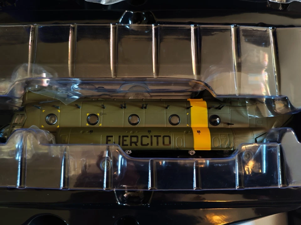 ***CORGI AA34217 Boeing CH-47C Captured Chinook AE-520, Falklands 1982 - NEW*** - Image 4 of 4