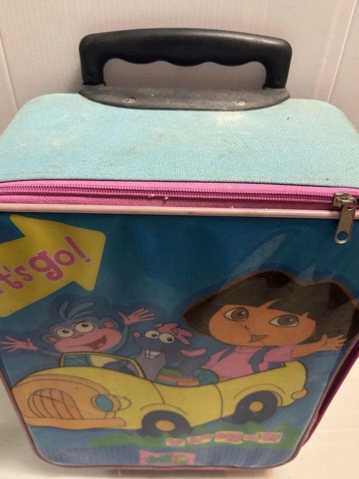 "Maleta con ruedas Dora The Explorer cierre de cremallera mango retráctil 18"" x 13"" rara" Foto 2 de 4