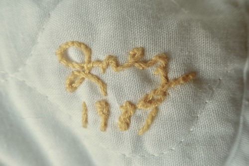 VINTAGE BABY STEPPDECKE HANDARBEIT X-STICH ÖSEN SPITZE SEHR AUSGEFALLENES DESIGN/1981. 1 SM SPOT - Bild 3 von 8
