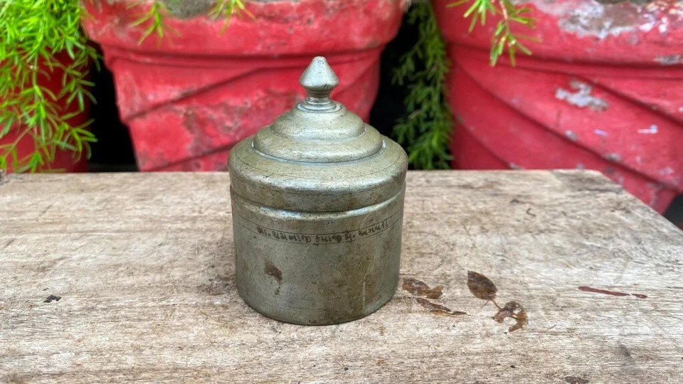 Antigua caja de tuercas de betel tallada a mano de latón caja de tabaco caja sindoor caja tika Foto 2 de 4