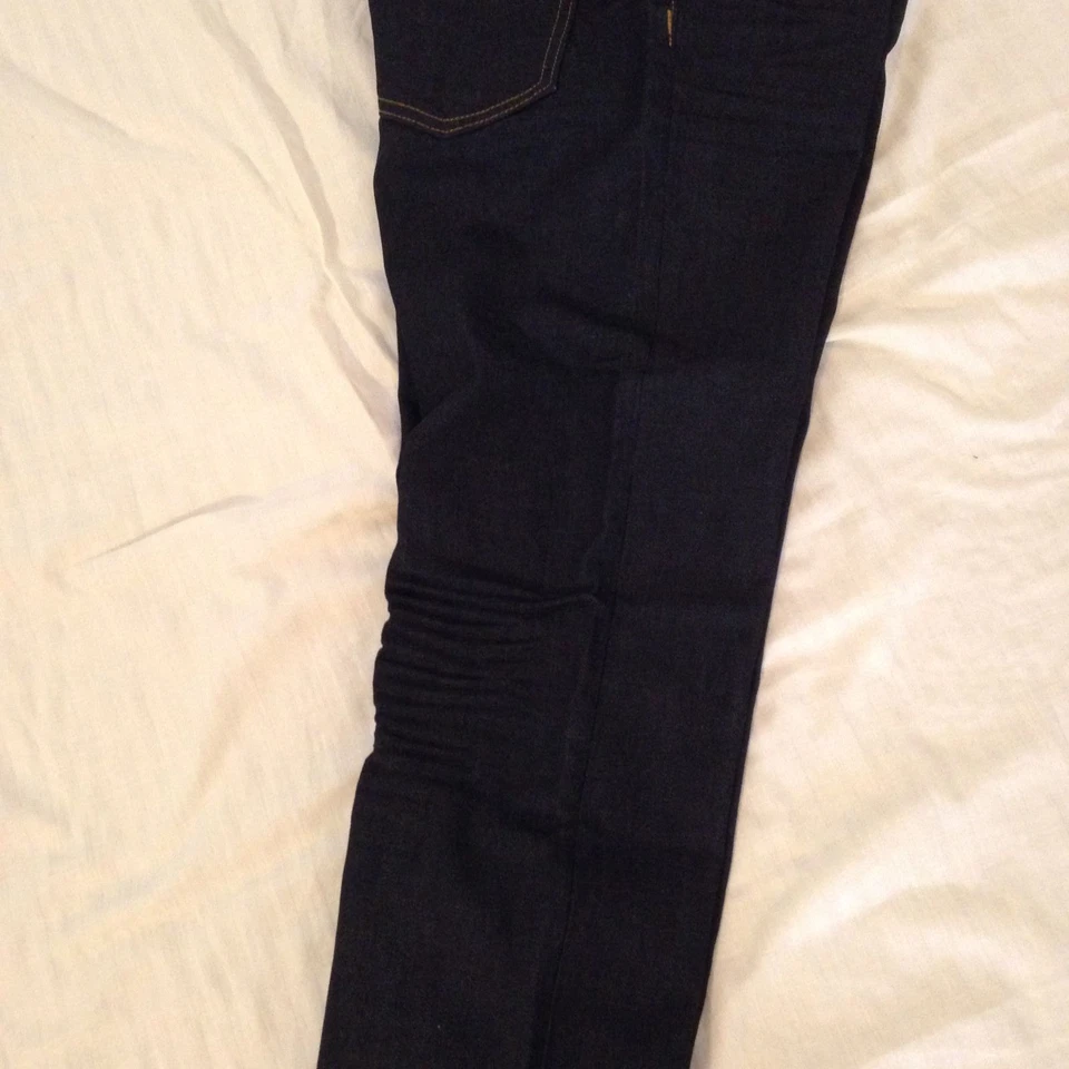 Ai/Authentic Icon: Pantalones de mezclilla de enjuague/lavado de resina índigo para hombre con costuras doradas en la parte superior Foto 3 de 4