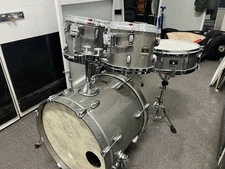 Gretsch Renown Maple, kick 20, toms 10, 12, 14, 16, snare 14, free new evans G2.