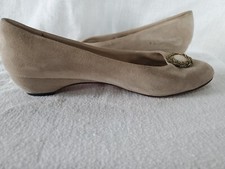 Vintage Salvatore Ferragamo Beige Suede Low Heel Wedge Sz 7.5 B Brass Toe Wreath