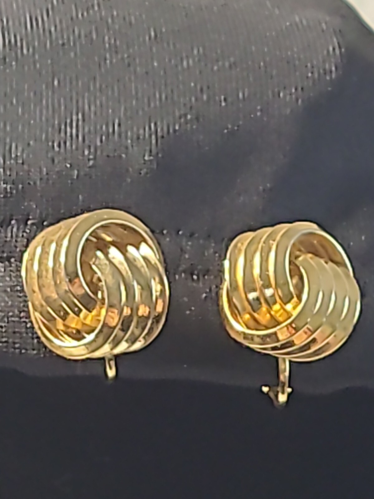 Vintage  crown TRIFARI women's Earrings CLIP-ON Goldtone Infinity Love symbol 3D