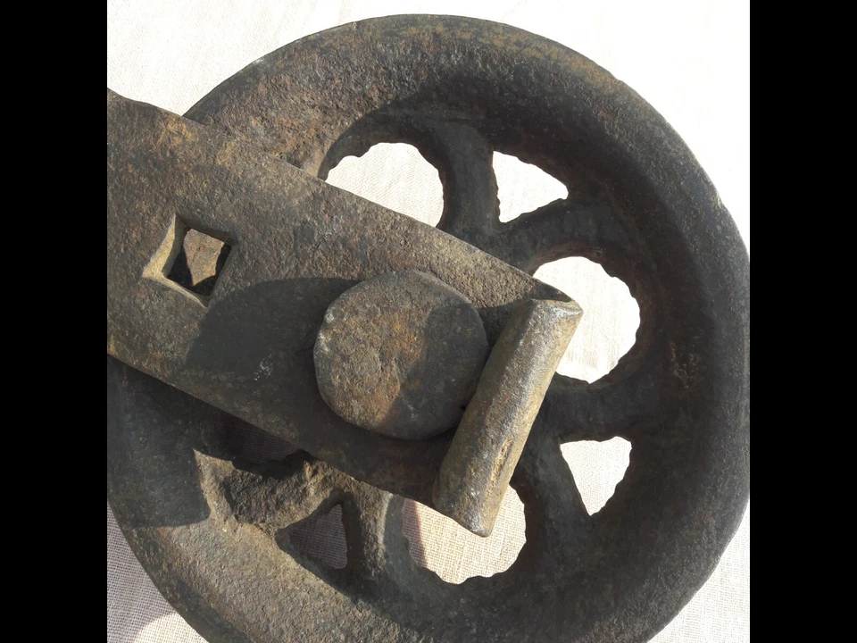 ANCIENNE ROUE DE PUITS ATTACHE EN FER FORGE DIAM 22 CM - Photo 3/4