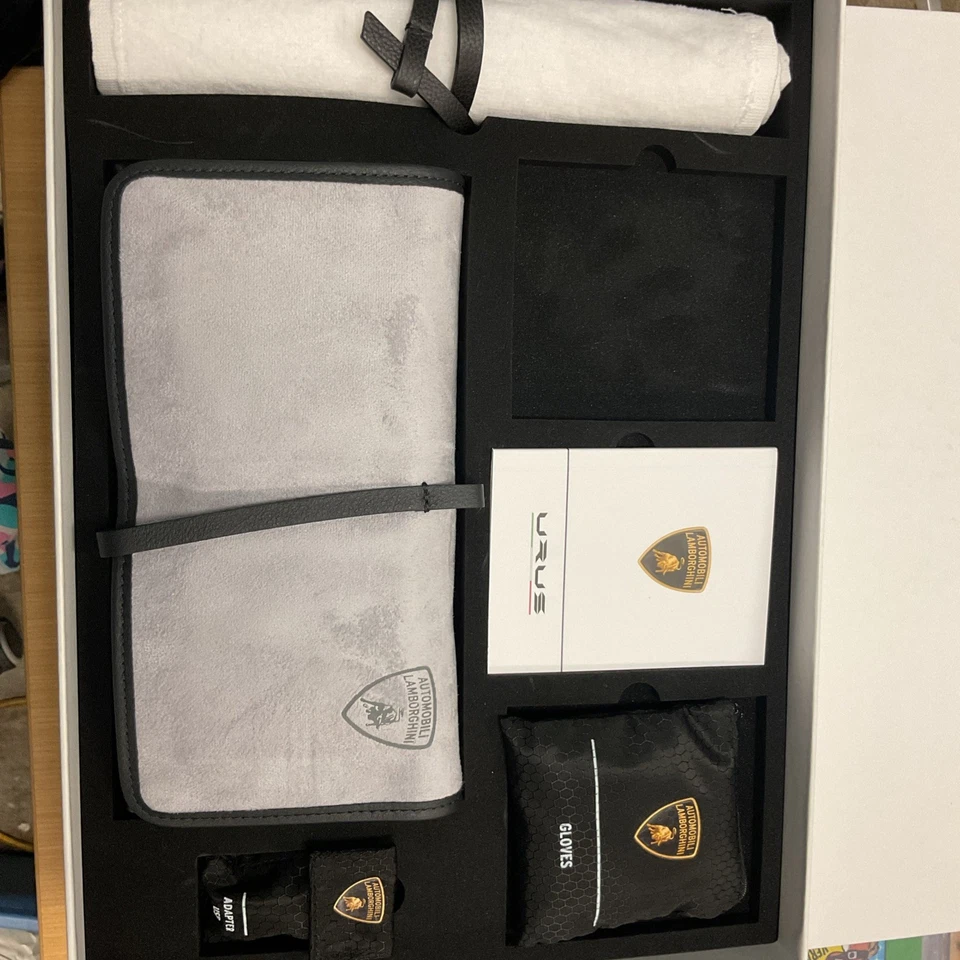Lamborghini Urus Kit de Bienvenida Coche Fragancia Caja Guantes Crema USB Nuevo Japón Foto 3 de 3