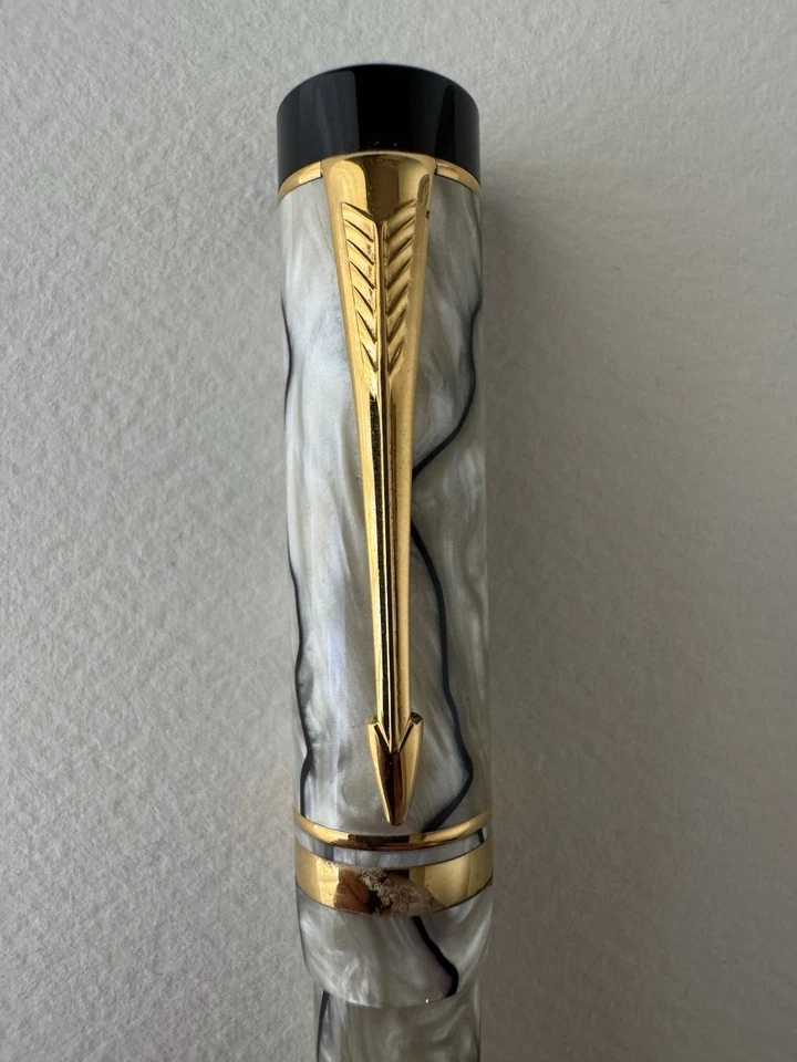 Pluma Estilográfica Parker Duofold Centenario, Perla y Negro, 18k B Nuevo en Caja Foto 2 de 4