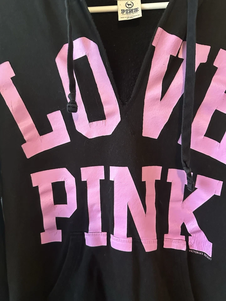 Sudadera con Capucha Victoria’s Secret Vintage Negra Cuello en V Púrpura Logo M Foto 3 de 4