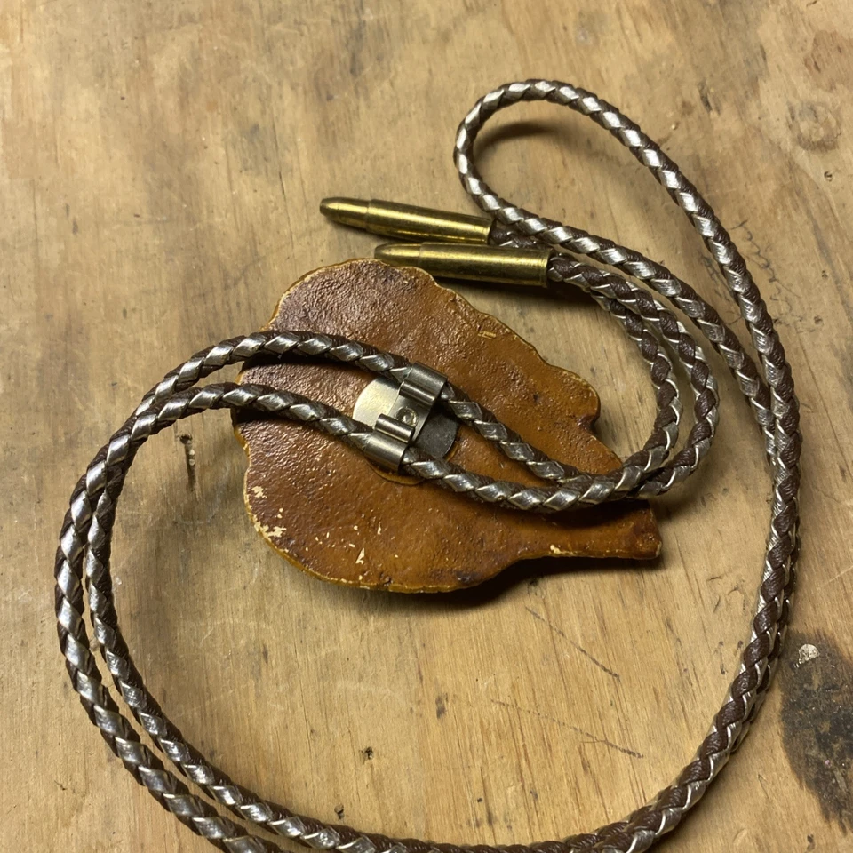 Corbata Bolo de madera con cabeza de búfalo hecha a medida Foto 3 de 3