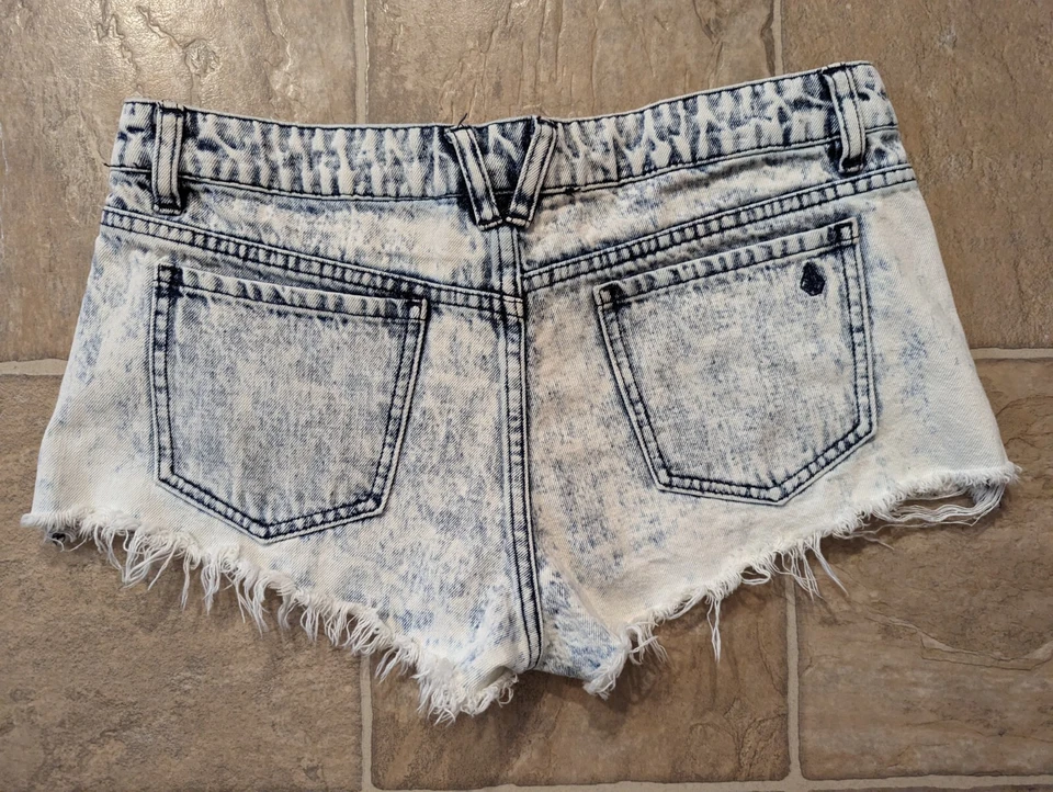 Volcom women sz 7 Cut Off Denim Jean Shorts W28 distressed 3564 - Image 2 of 3