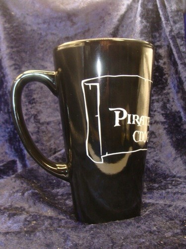 TAZA PIRATAS DEL CARIBE ~ NOCHE DE GRADUACIÓN 2006 ~ 6” ~ EN MUY BUENA CONDICIÓN ~ DISNEY ~ NEGRA ~ - Imagen 4 de 6