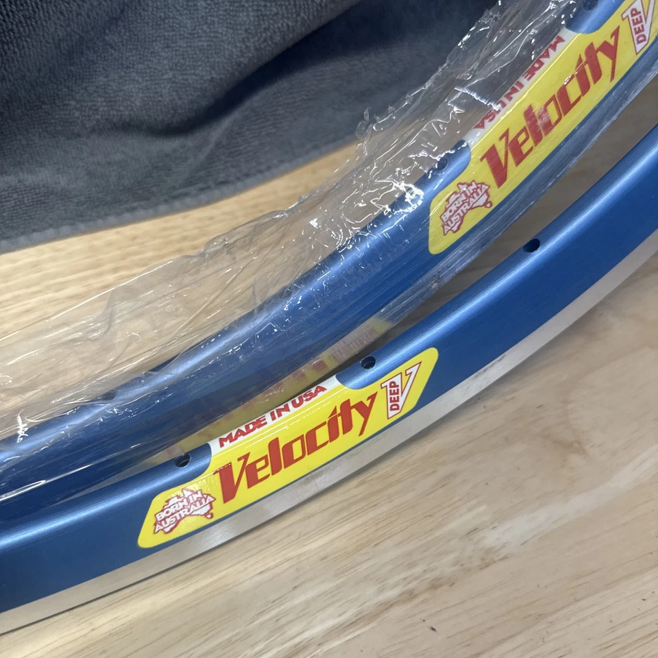 Juego de llantas de bicicleta de carretera NOS Velocity Deep V 700c Aero Racing -32 orificios - azul perfecto Foto 2 de 4