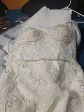 Mermaid wedding Galian Signature Dress size 4 in great condition.