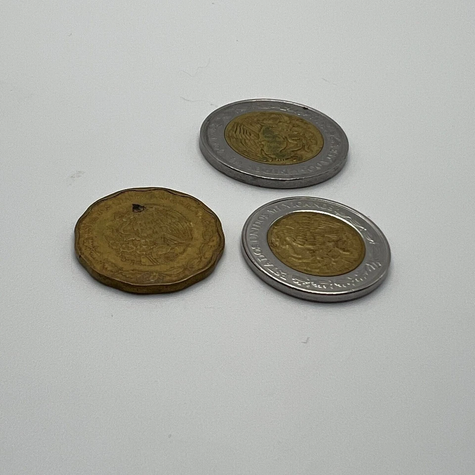 Lote de tres monedas mexicanas vintage de 50 centavos de 1 peso y 5 pesos 1993 1994 2002 Foto 4 de 4
