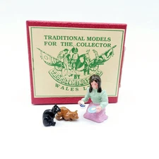 Trophy Miniatures of Wales Feeding Kittens Lead Figurine Set of 3 C102