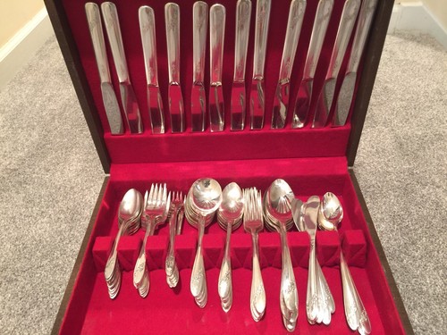 105 Piece TUDOR PLATE QUEEN BESS  Silverplate Flatware W/box by ONEIDA COMMUNITY - Picture 2 of 12