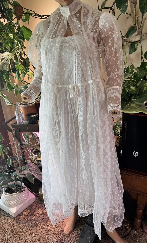 Juego de batas y bragas Gunne Sax de encaje blanco Foto 2 de 4