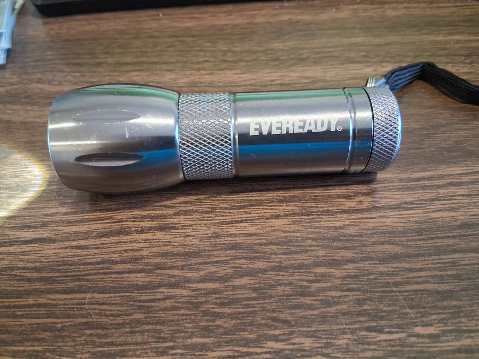 EVEREADY 4" POCKET FLASHLIGHT, TAKES 3 TRIPLE A BATTERIES, 1.5V - Image 4 of 4