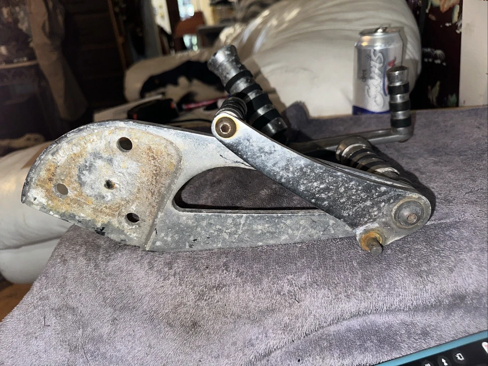 Reposapiés derecho Honda VT1100 Spirit Shadow 1100 jardín estribo y soporte de montaje Foto 4 de 4