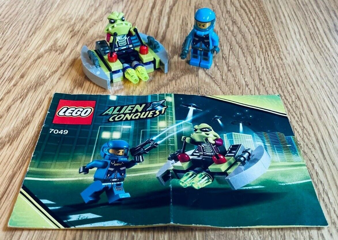 LEGO 7049 Alien Conquest Alien Striker 100% Complete + ALL MINIFIGS EUC!!!