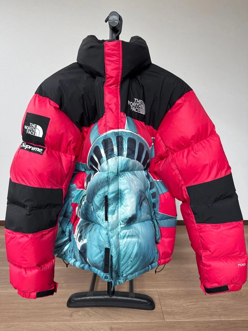 Veste rouge Supreme / The North Face Statue of Liberty Baltoro