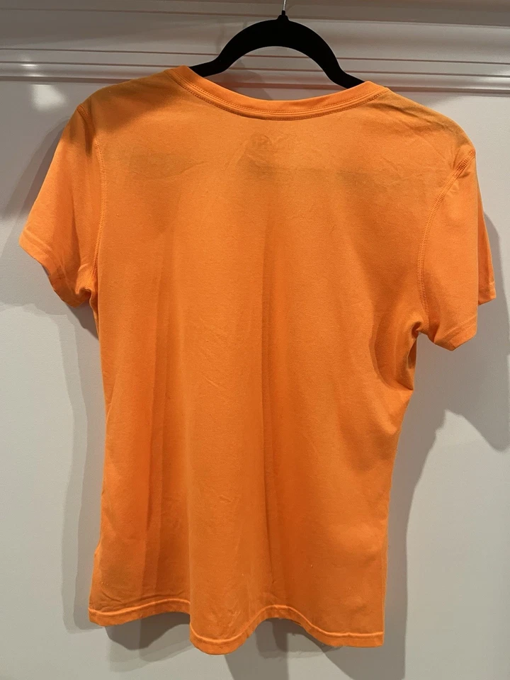 Camiseta deportiva Nike Dri-Fit naranja con cuello en V para mujer mediana Foto 3 de 3