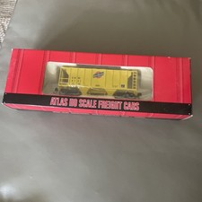 HO Atlas No. 1809 Chicago  North Western PS-2  2-Bay Covered Hopper CNW 4121