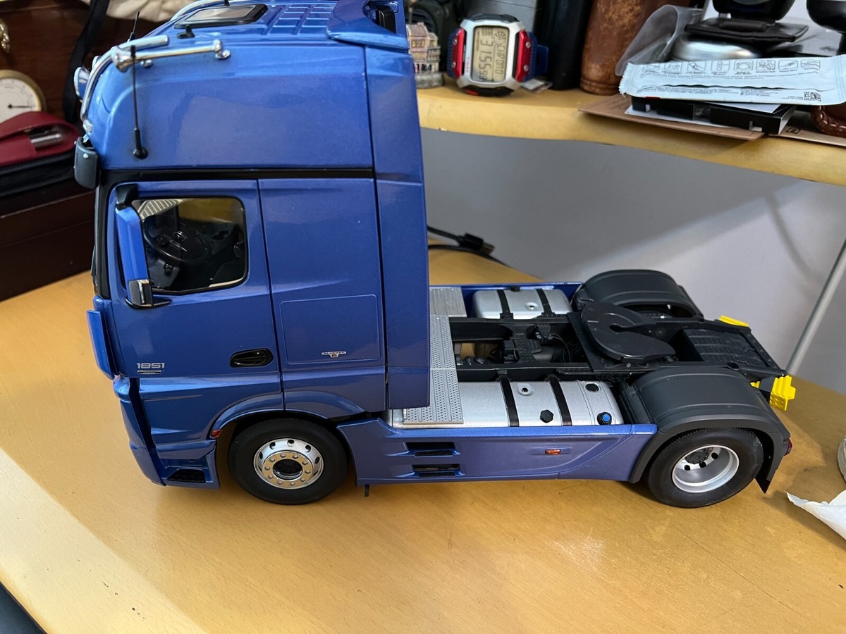 NZG (Germany) MERCEDES BENZ ACTROS GIGASPACE 4X2 1/18 Scale NZG (Germany) MERCEDES BENZ ACTROS GIGASPACE 4X2 1/18 Scale