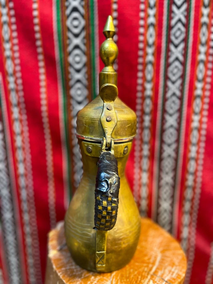 Antigua cafetera árabe en latón amarillo con grabados históricos - Única Foto 4 de 4