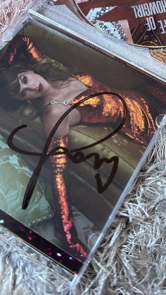 The Life of a Showgirl: It’s Beautiful Edition CD with Hand Signed Photo 📦✅ - Image 2 of 4