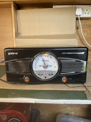 Groov-e Retro Series Vinyl Player with Radio & Built-in Speakers - Black