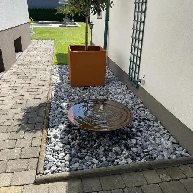 Echt Cortenstahl Design Brunnen massiv mit Pumpe und Beleuchtung warmweiß Solar - Bild 3 von 4